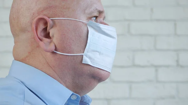 Homem vestindo máscara facial proteção médica contra a contaminação com um novo vírus — Fotografia de Stock