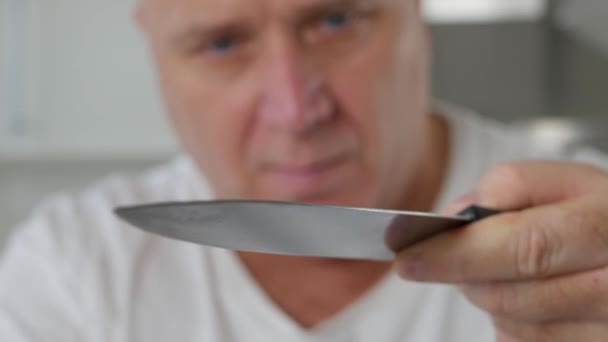 Obraz z Man Sharping a Big Knife Używane w kuchni, Rzeźnik Sprawdzanie ostrości noża — Wideo stockowe