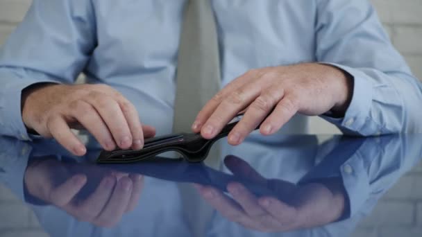 Человек с кошельком в руке достает кредитную карту, чтобы произвести платеж — стоковое видео