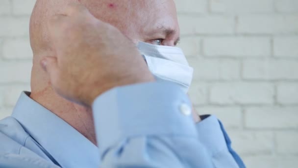 Mann mit Gesichtsmaske medizinischer Schutz gegen Kontamination mit Coronavirus — Stockvideo