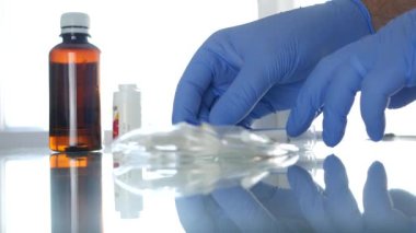 Doktor Eller, Hastane Ameliyathanesinde Plastik Eldiven Kontrolü Tıbbi Aletlerle Korunuyor