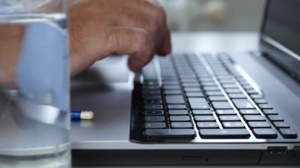 Homme avec des pilules médicales sur ordinateur portable travaillant tard dans le bureau — Video