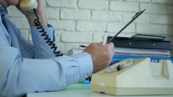 Бізнесмен приймає нотатки в порядку денному і відповідь на телефонний дзвінок — стокове відео