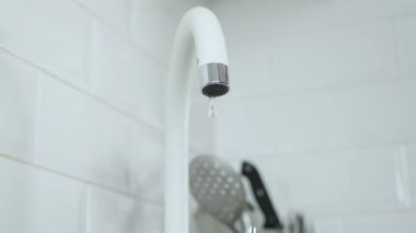 Mutfak Lavabosu Su Damlalarını Birleştiren Atık Su Damlaları.