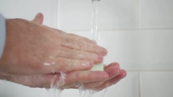 Homem Desinfetar Suas Mãos Com Sabão Água Limpa Prevenção Contra — Vídeo de Stock