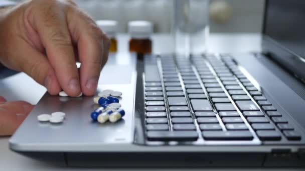 Homem Doente Seleciona Pílulas Médicas Enquanto Trabalha Com Laptop Sala — Vídeo de Stock