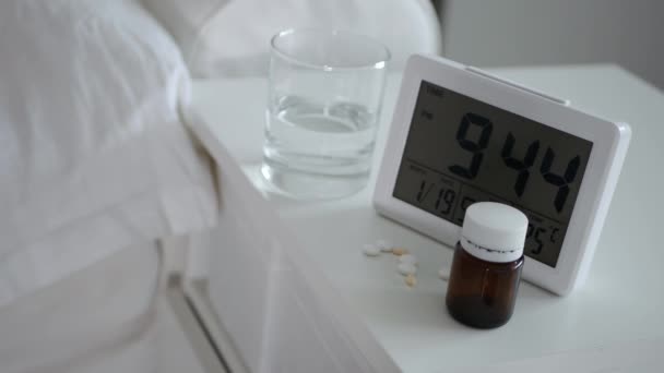 Píldoras Médicas Vaso Con Agua Lado Reloj Electrónico Mesa — Vídeos de Stock