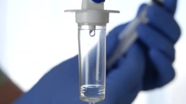 Korunma Eldiveni Giyen Doktor Virüs Epidemisine karşı Aşı Hazırlıyor