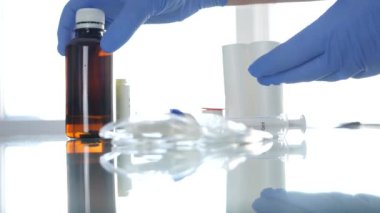 Doktor Eller, Hastane Ameliyathanesinde Plastik Eldiven Kontrolü Tıbbi Aletlerle Korunuyor