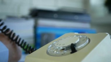 Endişeli İşadamı Ofisteki Bir Çağrı Telefonuna Cevap Veriyor