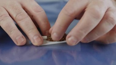 Erkek Elleri Sigara Sarar Sigara Kağıdı ile Filtre ve Kurutulmuş Tütün Kullanır