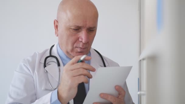 Slow Motion with a Doctor Writing a Medical Recipe for Medicaments Needed in a Medical Emergency — Stock Video