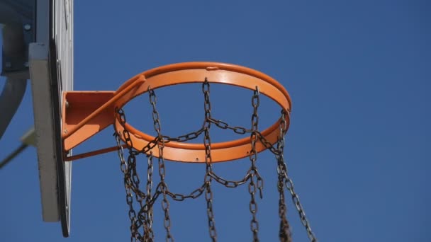 Skjuta med en Hoop en boll och en Basket Mål en fritids Sport spel — Stockvideo