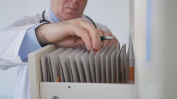 Movimento lento com um médico no quarto do hospital Escrevendo em uma receita médica — Vídeo de Stock