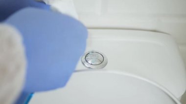 İnsan Koruma Eldiveni Giyerken Yavaş Hareket Hastane Banyosunda Virüslere Karşı Anti-Bakteriyel Çözümle Temizleme ve Dezenfekte Etme