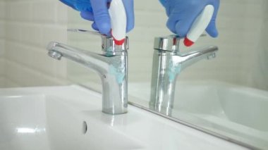 İnsan Koruma Eldiveni Giyerken Yavaş Hareket Hastane Banyosunda Virüslere Karşı Anti-Bakteriyel Çözümle Temizleme ve Dezenfekte Etme