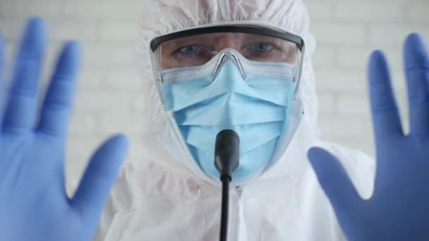 Slow Motion con medico specialista che indossa una tuta protettiva e parla in una conferenza stampa medica sull'epidemia di coronavirus — Video Stock