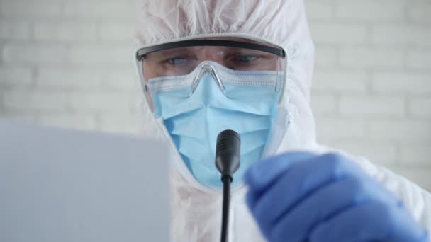 穿着防护服的医生慢动作，在医学新闻发布会上谈论结肠病毒流行病 — 图库视频影像