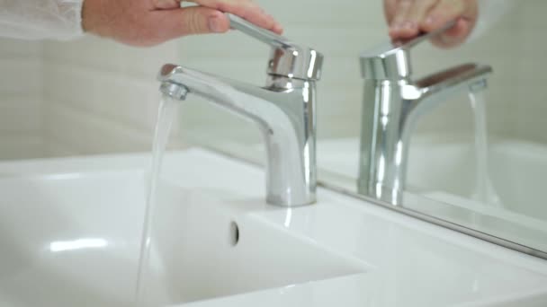 Pomalý pohyb s mužem v koupelně mytí mýdlem a vodou čištění a dezinfekce jeho ruce od virů — Stock video