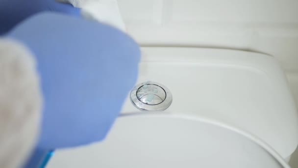 Mouvement lent avec l'homme portant des gants de protection Nettoyage et désinfection des objets sanitaires dans la salle de bain de l'hôpital avec une solution antibactérienne contre les virus — Video