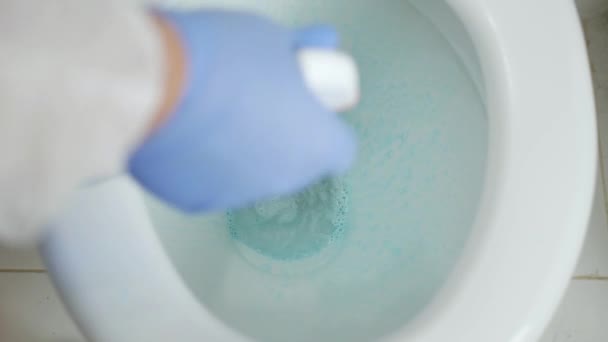 Moción lenta con el hombre usando protecciónGuantes Desinfectando el lavabo del inodoro con una solución antibacteriana — Vídeo de stock