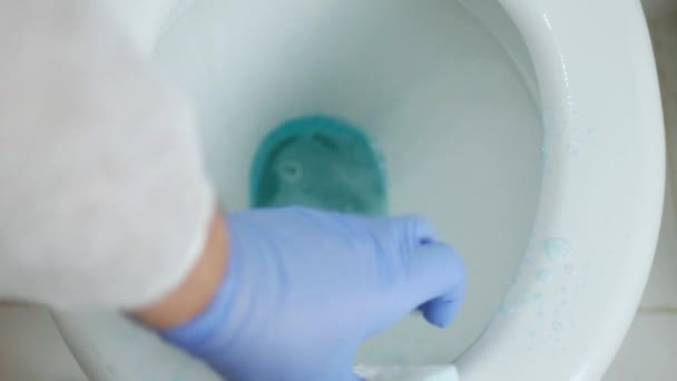 Movimento lento con l'uomo che indossa guanti di protezione Pulizia e disinfezione della toilette con soluzione antibatterica — Video Stock