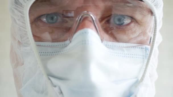 Lassú mozdulat orvosi védőruha, maszk, kesztyű és szemüveg viselésével egy kórházi karanténban járványügyi válság miatt — Stock videók
