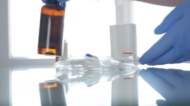 Bir hastane odasında, bir tıp alıcısını antibiyotiklerle kontrol etmek için Doktor Eller ile Yavaş Hareket