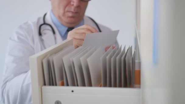 Movimento lento com um médico escrevendo uma receita médica em um quarto de hospital — Vídeo de Stock