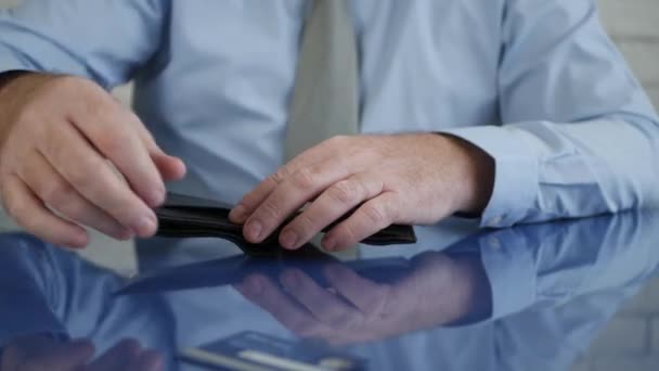 Üzletember Fogja a hitelkártyáját és tegye a tárcájába, miután kifizette. — Stock videók
