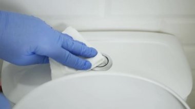 Koruyucu Eldiven Giyen Adam Hastane Banyosunda Virüslere Karşı Anti Bakteriyel Çözümle Temizlik ve Dezenfekte Ediyor