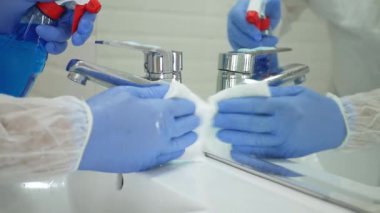 Koruyucu Eldiven Giyen Adam Hastane Banyosunda Virüslere Karşı Anti Bakteriyel Çözümle Temizlik ve Dezenfekte Ediyor