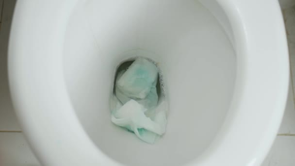Spoelwater in het toilet, Water Reiniging van het vuil van binnenuit het toilet — Stockvideo