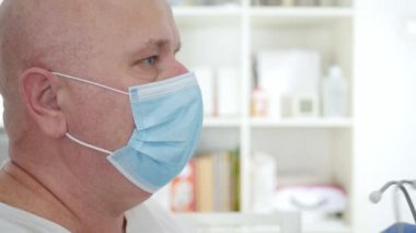 Koruyucu yüz maskesi, eldiven ve stetoskop takan doktor, Virüs salgınına karşı karantinada korunan bir hastanede tıbbi ekipman.