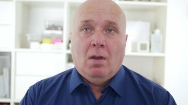 Hasta Yaşlılar Öksürüyor ve Hapşırıyor Virüsler ve Bakteriler Yayılıyor Bu da Koronavirüs Pandemisine neden oluyor