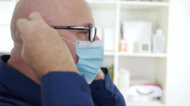 Koruyucu Yüz Maskesi Giyen Doktorla Yavaş Hareket, Virüs Salgınına Karşı Karantina Hastanesinde Korunan Tıbbi Ekipman