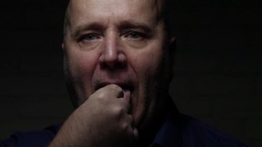 Yaşlılarla Yavaş Hareket Hastanede İlaç alıyor, Hastaya Virüs Salgınına Karşı İlaç Veriliyor