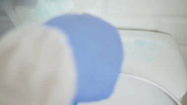 İnsan Koruma Eldiveni Giyerken Yavaş Hareket Hastane Banyosunda Virüslere Karşı Anti-Bakteriyel Çözümle Temizleme ve Dezenfekte Etme