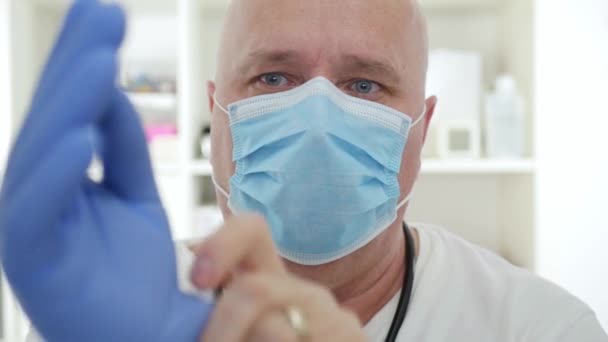 Lékařský snímek s ochrannou maskou a rukavicemi, lékařská osoba s ochranným vybavením v karanténní nemocnici proti virové epidemii — Stock video