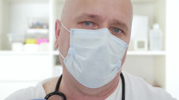 Medico che indossa maschera protettiva per il viso, guanti e stetoscopio, persona medica con attrezzature di protezione in un ospedale in quarantena contro l'epidemia di virus — Video Stock