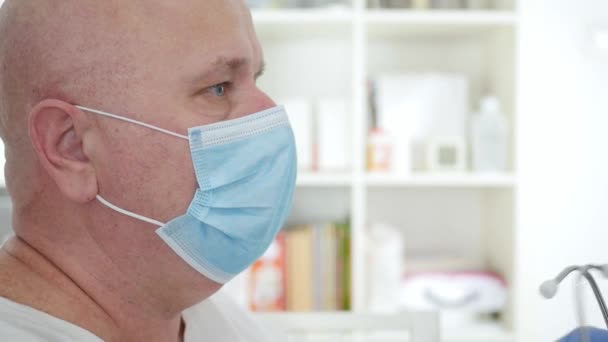 Lekarz noszący maskę ochronną twarzy, rękawiczki i stetoskop, osoba medyczna ze sprzętem ochronnym w szpitalu kwarantanny przeciwko epidemii wirusa — Wideo stockowe