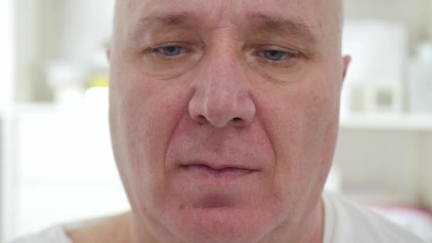 Close Up Ältere Person Gesicht Einnahme einer medizinischen Pille im Krankenhaus, Patient Einnahme von Medikamenten gegen Virus-Epidemie — Stockvideo