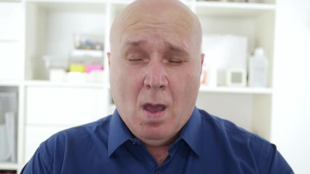 Медленное движение с больным пожилым человеком кашляет и чихает, распространяя вирусы и бактерии, вызывая коронавирусную пандемию — стоковое видео