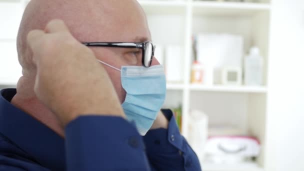 Koruyucu Yüz Maskesi Giyen Doktorla Yavaş Hareket, Virüs Salgınına Karşı Karantina Hastanesinde Korunan Tıbbi Ekipman — Stok video