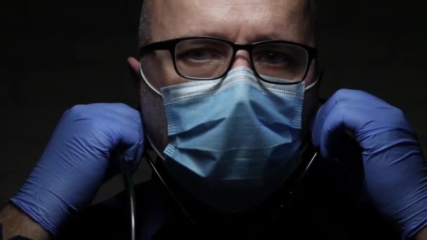应用听诊器治疗呼吸性疾病时，医生用面罩和防毒手套保护慢动作 — 图库视频影像
