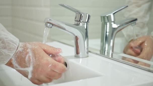 Moción lenta con el hombre en el baño lavándose con jabón y agua limpiando y desinfectando sus manos de los virus — Vídeos de Stock