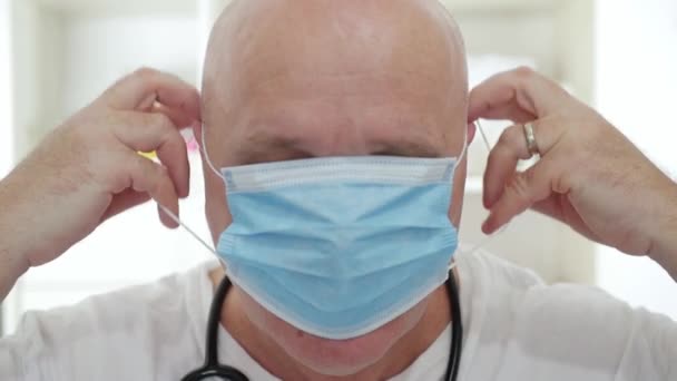 Obraz lekarza noszący maskę ochronną twarzy, osoba medyczna ze sprzętem ochronnym w szpitalu kwarantanny przeciwko epidemii wirusa — Wideo stockowe