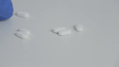 Doktor Eller Eldiven Koruması Takıyor Tedavi için Tıbbi İlaçlar Seçiyor, Masadaki Beyaz Medicamentler
