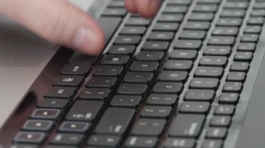 İş Adamı Evden Bilgisayarı Kullanarak Çevrimiçi Bağlantı Kuruyor