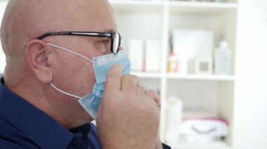Solunum Hastalığında Tıbbi Danışmanlık için stetoskop kullanan Yüz Maskesiyle Doktorla Yavaş Hareket